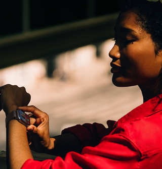 Eine Person empfängt einen eingehenden Telefonanruf auf ihrer Apple Watch Series 11