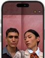 iPhone 17 Pro Vorderseite, Display zeigt das Automatische Ausrichtung für Fotos Feature und wie eine Gruppe von Personen ein Selfie macht, während ihre Gesichter hervorgehoben sind