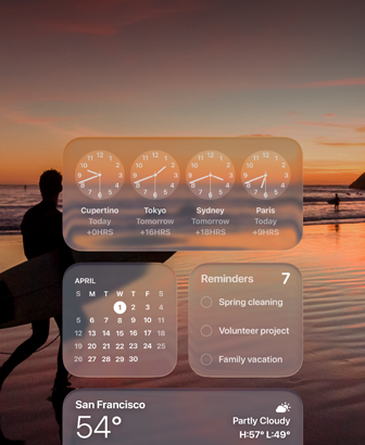 Liquid Glass Widgets für Uhr, Kalender, Erinnerungen und Wetter auf einem macOS Tahoe Display über einer Szene eines Surfers, der bei Sonnenuntergang am Strand spazieren geht